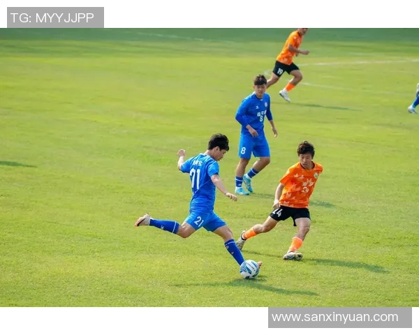 足球明星训练日常精彩瞬间分享展现他们的拼搏精神与努力付出